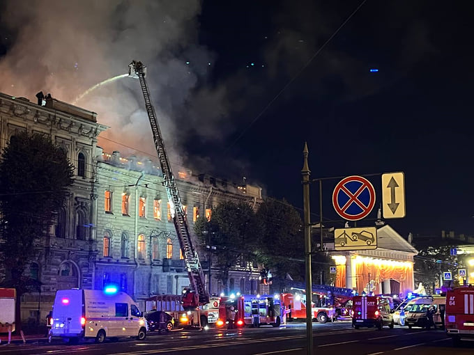 У загоревшегося особняка Миллера обвалилась крыша