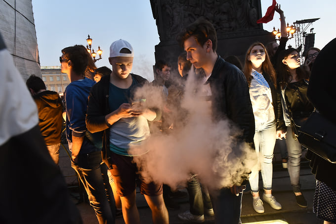 В Заксобрание Петербурга внесли проект о полном запрете продажи вейпов в городе 