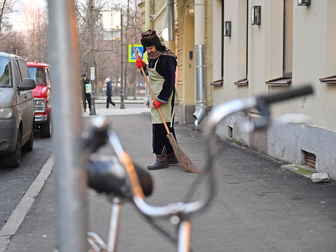 Дворники стали самой дефицитной профессией в Петербурге