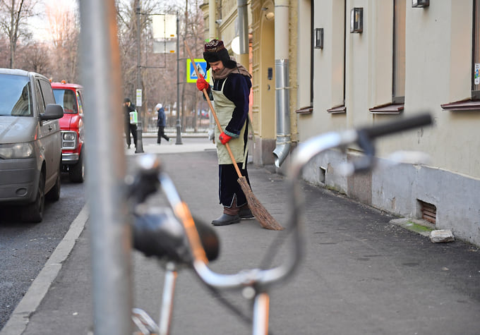 Дворники возглавили список самых дефицитных профессий в Петербурге