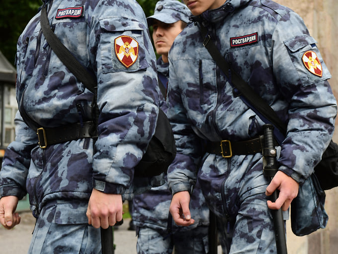 Сотрудник Росгвардии спас 12-летнюю девочку из затопленной шахты лифта в Петербурге