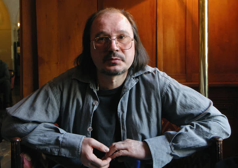 Алексей Балабанов — советский и российский кинорежиссер, сценарист, продюсер. Один из создателей кинокомпании СТВ. Член Европейской киноакадемии. Автор кинодилогии «Брат» и «Брат 2», а также других известных работ, среди которых «Война», «Жмурки», «Мне не больно», «Груз 200», «Морфий», «Кочегар» и «Я тоже хочу». Обладатель премии «Ника» за режиссерскую работу в картине «Про уродов и людей»