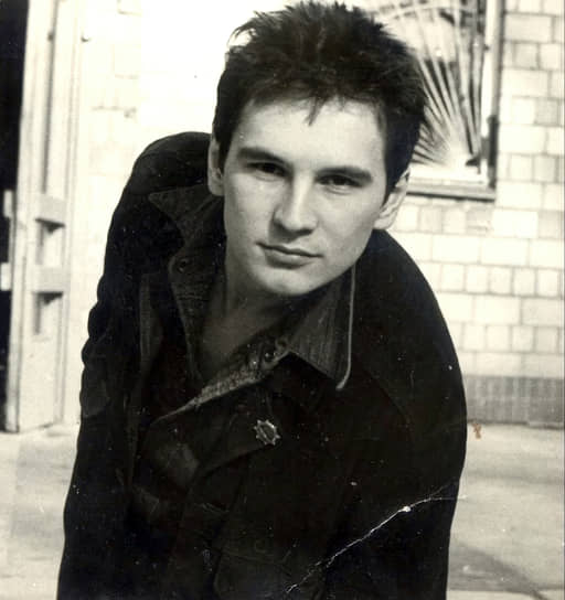 Алексей Балабанов пришел в кино далеко не сразу и достаточно поздно. В 1976 году он поступил на переводческий факультет Горьковского педагогического института иностранных языков (ныне Нижегородский государственный лингвистический университет). В те годы на этот факультет принимали только юношей, так как институт готовил в том числе военных переводчиков, что предполагало строжайшую дисциплину. Сокурсники и педагоги запомнили Балабанова как творческого, порядочного и скромного человека, который все-таки любил участвовать в инициативах и даже начинал снимать любительские комедии. В 1980 году будущего режиссера как одного из лучших студентов отправили по обмену на три месяца в Манчестер, для советского студента эта поездка стала настоящим культурным шоком: преподаватели общались со студентами на равных, приглашали в гости, поили чаем — эта демократичность поражала больше всего. Раз в неделю советские стажеры получали стипендию в размере 11 фунтов. Балабанов тратил эти деньги очень характерно для себя — на музыкальные пластинки. Именно тогда он начал собирать коллекцию западного рока, часть которой позже можно будет увидеть в фильме «Жмурки»