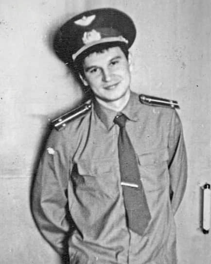 После окончания Горьковского педагогического института в 1981 году Алексей Балабанов, как и большинство выпускников военной кафедры, был призван в армию. Два года он служил офицером в военно-транспортной авиации в должности борт-переводчика. Это были не учебные полеты над Подмосковьем — Балабанов летал в реальные горячие точки: Анголу, Эфиопию, Сирию, Мозамбик. Позже, в перестройку, когда об Афганистане заговорили открыто, выяснилось, что и там он тоже успел побывать. Этот опыт — постоянное чувство опасности, цинизм как защитная реакция, одиночество среди чужих людей — позже прорастет в его фильмах