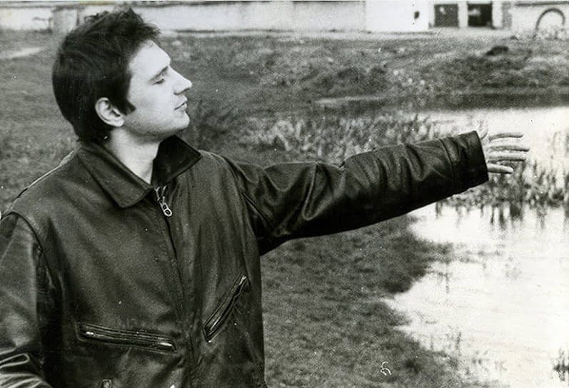 В 1983 году, демобилизовавшись из армии, Алексей Балабанов вернулся в Свердловск. Отец устроил его на Свердловскую киностудию — сначала ассистентом режиссера, потом помощником режиссера документального кино. В 1985 году Балабанов снял свою первую игровую короткометражку — 10-минутный фильм «Раньше было другое время». Сценарий был написан буквально за ночь, а съемки проходили в ресторане гостиницы «Большой Урал». Для участия в фильме Балабанов привлек своих друзей — музыкантов группы «Наутилус Помпилиус», которая тогда только набирала популярность в свердловском рок-клубе. Вячеслав Бутусов, лидер «Наутилуса», стал одним из главных героев этой короткометражки. Для Балабанова это было принципиально важно: он снимал не просто знакомых, а людей своего круга, своей среды