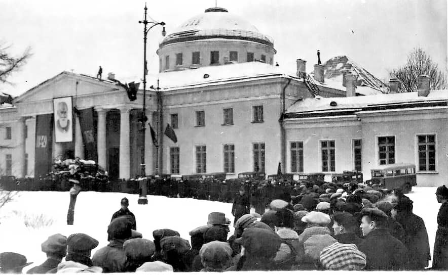 27–28 февраля 1936 года. Очередь людей, пришедших проститься с Иваном Петровичем Павловым в Таврическом дворце 