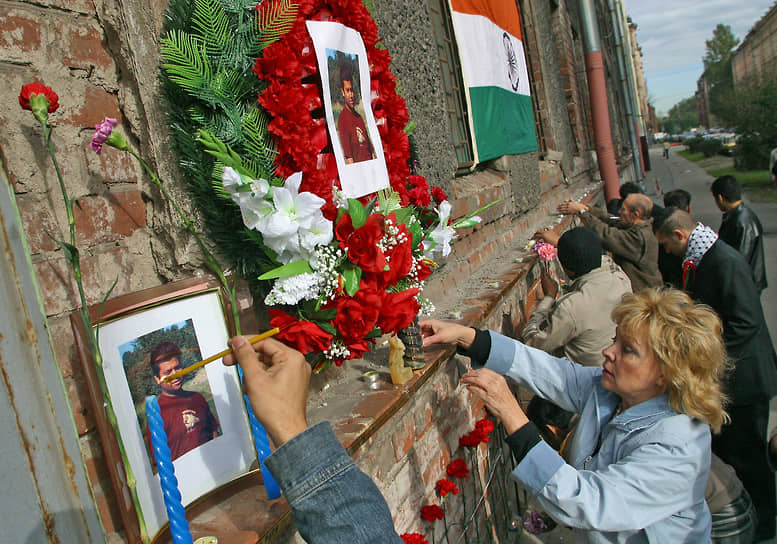 Сентябрь 2006 года. Гражданская панихида по убитому в воскресенье индийскому студенту Медицинской академии имени Мечникова Сингху Нитеш Кумару у общежития на улице Кирилловской, 14, где было совершено нападение