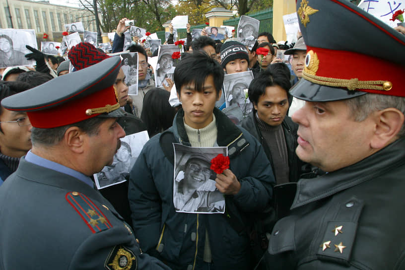 Октябрь 2006 года. От здания городского суда к Смольному прошли шествием студенты из Вьетнама, Китая, Индии и африканских государств. Молча держа красные гвоздики и фотографии убитого вьетнамца Ву Ань Туана, студенты требовали справедливости к погибшим в Петербурге иностранным студентам