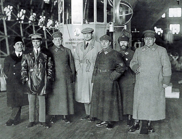 Итальянский военный атташе Миралья (слева), Нобиле (второй слева) и норвежский летчик Риссен-Ларсен (в центре) с советскими воздухоплавателями у гондолы дирижабля «Норвегия» на аэродроме под Троцком (Гатчина) 