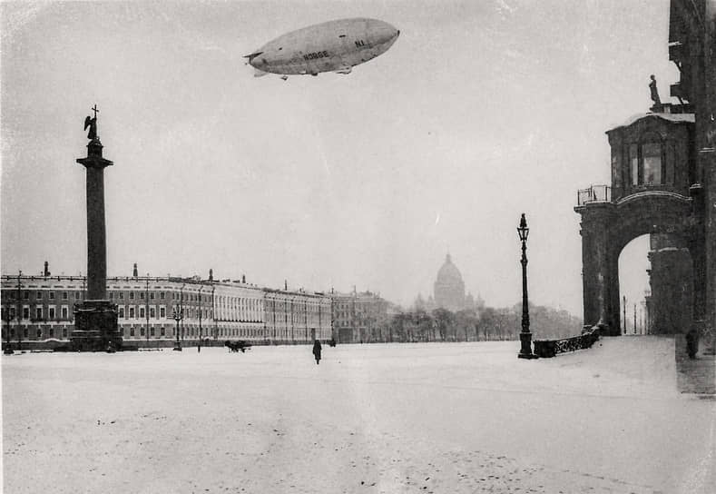 Реконструированная фотография пролета дирижабля «Норвегия» над площадью Урицкого (Дворцовая площадь) 5 мая 1926 года 
