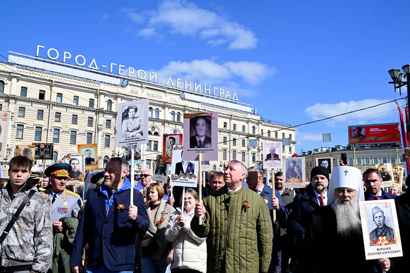 Акция «Бессмертный полк» 9 мая 2025 года на площади Восстания 
