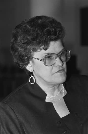 Великую Отечественную войну семья встретила в Ленинграде. Большую часть блокады Людмила провела в городе. 31 августа 1949 года, когда Людмиле шел тринадцатый год, отец был арестован в рамках Ленинградского дела — кампании по разгрому ленинградской партийной элиты. Алексей Александрович Бубнов был обвинен в «преступной связи с врагами народа и участии в контрреволюционной группе». В конце октября 1950 года его расстреляли. Реабилитировали посмертно только в 1954 году. Репрессиям подверглась вся семья: мать Анну Степановну отправили в лагерь под Тайшетом. Саму Людмилу поместили в детскую трудовую исправительную колонию во Львове. В колонии она провела четыре года: с тринадцати до семнадцати лет. Благодаря вмешательству начальника колонии Виктории Карповой Людмила Вербицкая получила право учиться в обычной городской школе при колонии, а затем — сдавать экзамены для поступления в университет на общих основаниях