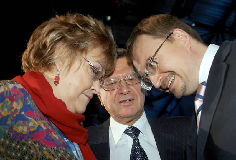 В 2008 году, покидая пост ректора по возрасту, Людмила Вербицкая стала президентом СПбГУ. Формально должность почетная, реально — рычаг влияния на стратегические решения. Новым ректором стал декан юридического факультета СПбГУ Николай Кропачев. На фото: слева Людмила Вербицкая, справа Николай Кропачев