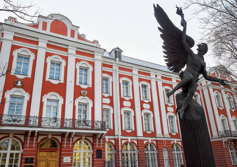 2000-е. СПбГУ получает статус особо ценного объекта культурного наследия народов РФ. Формулировка сухая, но за ней — многолетняя бюрократическая война, которую Людмила Вербицкая вела с министерствами и ведомствами. На фото: памятник «Крылатый гений» установленный перед входом в университет в 2007 году, в котором Людмила Вербицкая видела символ нового этапа развития знаменитого учебного заведения России. В 2024 году памятник убрали, заменив его на графа Уварова, автора триады «Православие, самодержавие, народность»