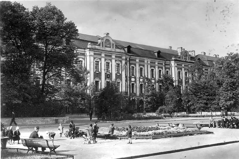 После реабилитации отца в 1954 году семья Бубновых была полностью оправдана. Людмила перевелась на филологический факультет Ленинградского университета, который окончила с отличием в 1958 году. Позже она не раз говорила, что запрет на медицину оказался «указанием свыше»: «Мне ни разу не пришлось пожалеть о том, что я выбрала русский язык»