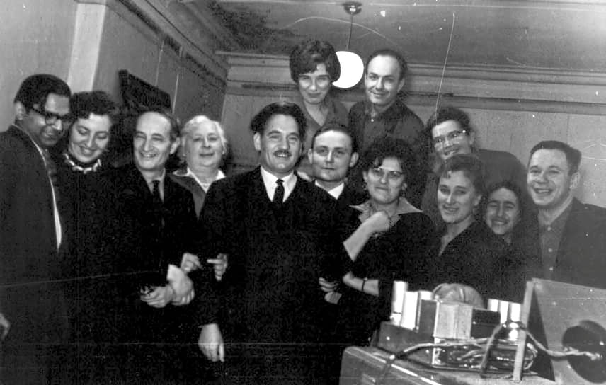 Заведование кафедрой фонетики в 1970-е — ее первый серьезный управленческий опыт. Людмила Вербицкая наводит порядок в программах, избавляясь от наследия «консервной фонетики» — подходов, не обновлявшихся со времен сталинских выпусков. На фото сотрудники кафедры фонетики в начале 1960-х годов. Людмила Вербицкая — третья справа. Четвертая слева — Маргарита Матусевич, руководитель кафедры в то время. В центре профессор филологического факультета, специалист в области фонетики и фонологии, доктор филологических наук Лев Зиндер