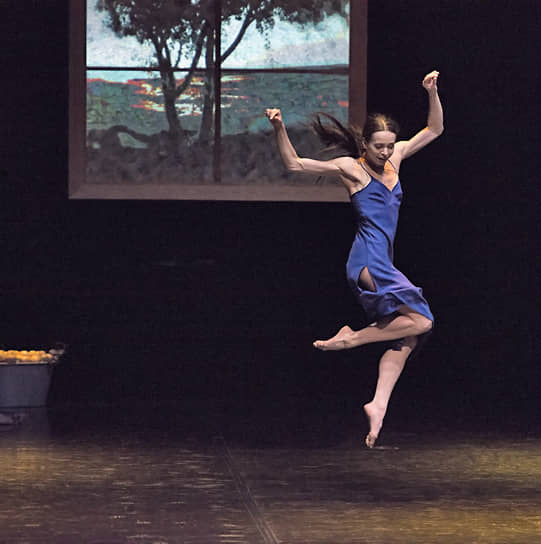В 2001 году артистка дебютировала в берлинском Staatsballett, в 2003-м — на сцене Американского театра балета. Через два года Диана Вишнева получила статус guest star — приглашенной солистки театра. Совмещая с Мариинкой, балерина работала в Америке 13 лет, танцевала главные партии в балетах «Сильвия», The dream и Thais Pas de deux (хореография Фредерика Аштона), «Спящая красавица» (хореография Алексея Ратманского). «Если ты там прима-гость, то должна доказывать право быть гостем, потому что иначе почему кто-то из постоянных танцовщиков компании должен отдавать тебе роли? Это нужно заслужить. Причем ты должен доказывать это каждый спектакль и каждый год, иначе тебя пригласят на один год, а дальше уже нет»,— рассказывала она о работе за рубежом в 2011 году. На фото: Диана Вишнева в балете «Женщина в комнате» (проект «Грани») на сцене Opera de Monte-Carlo в Монако