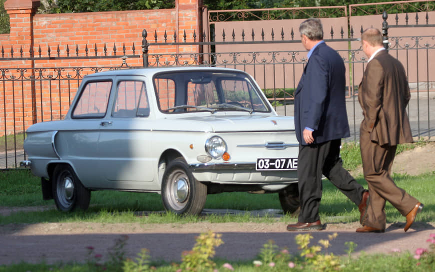 Владимир Путин показывает Джорджу Бушу свой автомобиль марки «Запорожец» 