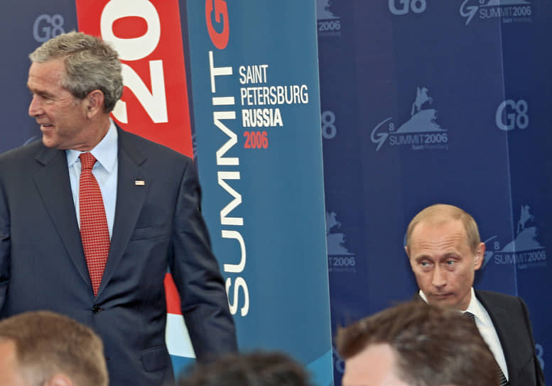 Президент России Владимир Путин (справа) и президент США Джордж Буш (слева) 