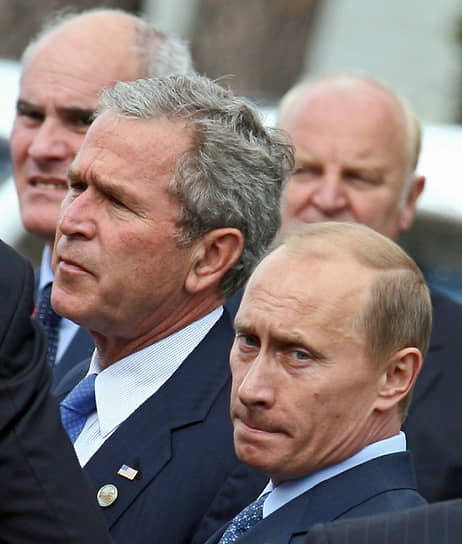Президент России Владимир Путин (справа) и президент США Джордж Буш (слева) во время деловой встречи на саммите 