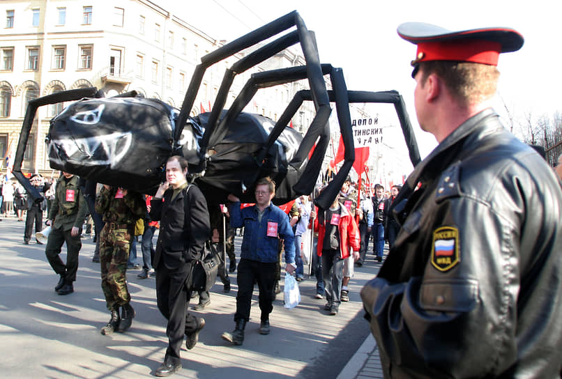 Первомайская демонстрация на Невском проспекте против саммита «Большой восьмерки»  