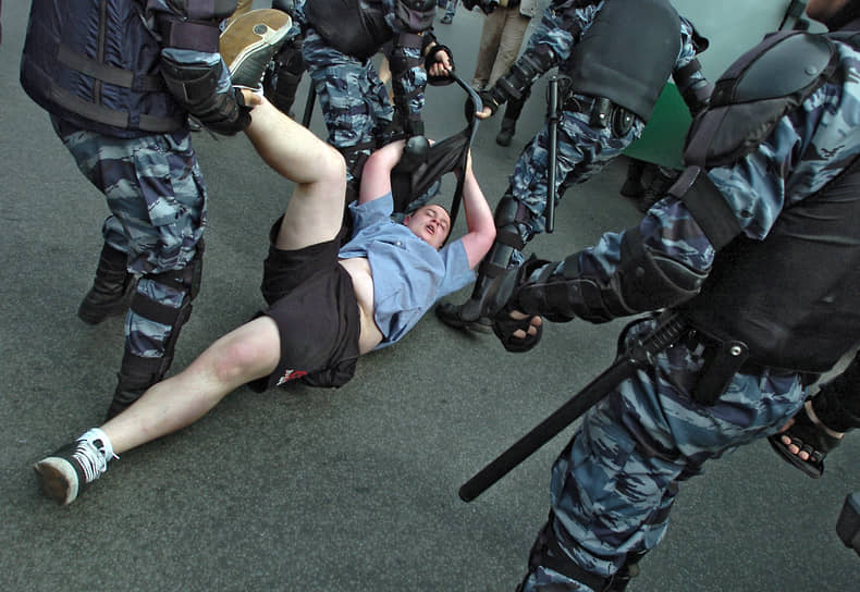 Задержание участника акции протеста против политики стран «Большой восьмерки»  