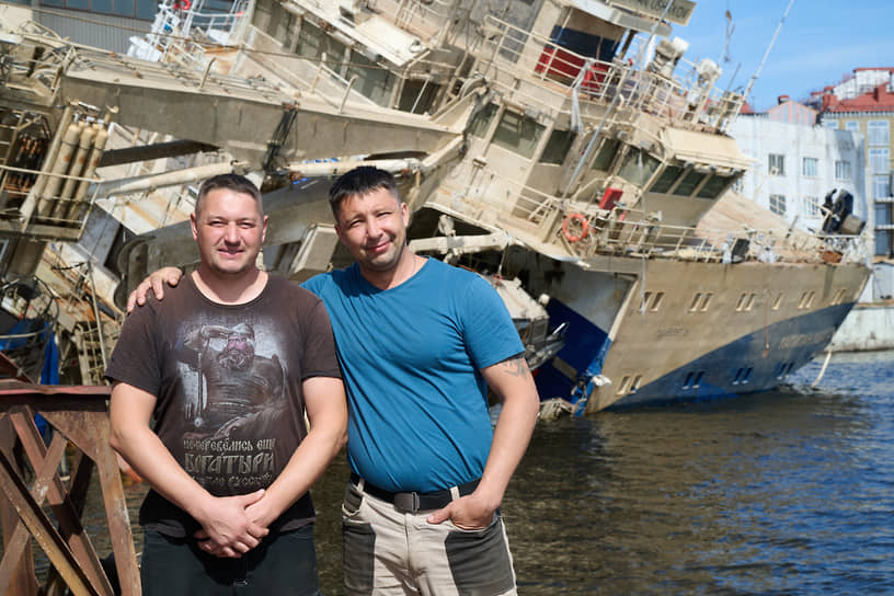 Водолазы Александр Саблин (слева) и Андрей Денисов на фоне поднимающегося буксира 