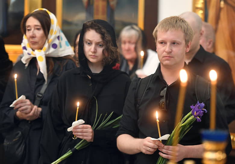 Церемония прощания с журналистом, телеведущим Сергеем Шолоховым в Воскресенской церкви на Смоленском кладбище. Сын журналиста Сергея Шолохова, поэт, литератор Николай Шолохов