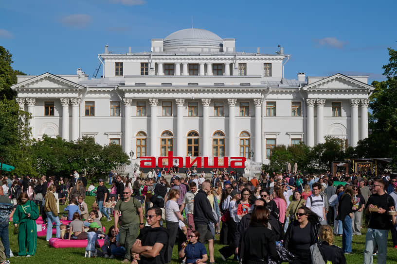 Вид на летний императорский дворец на Елагином острове во время фестиваля