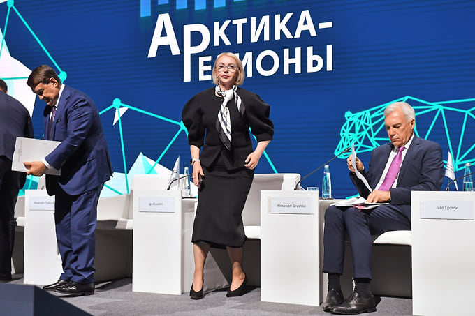 Пленарное заседание «Технологическое лидерство на страже Арктики». Слева направо: советник президента России, спецпредставитель президента России по международному сотрудничеству в сфере транспорта Игорь Левитин, губернатор Ненецкого автономного округа Ирина Гехт и заместитель министра иностранных дел России Александр Грушко 