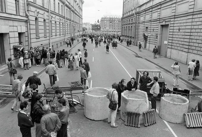 Защитники Ленсовета строят баррикады на проспекте Майорова (Вознесенский проспект) 