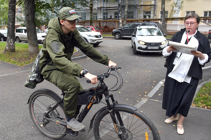Если вы были в Сыктывкаре и не прошлись по местам Сергея Довлатова с директором Национального музея Республики Коми Светланой Бандурой (на фото справа) в рамках авторской пешеходной экскурсии «Семга, пингвин и шапка-ушанка», вам придется приехать в этот город снова