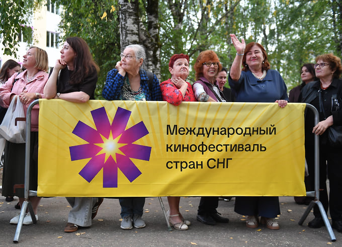 Зрители во время прохода звезд