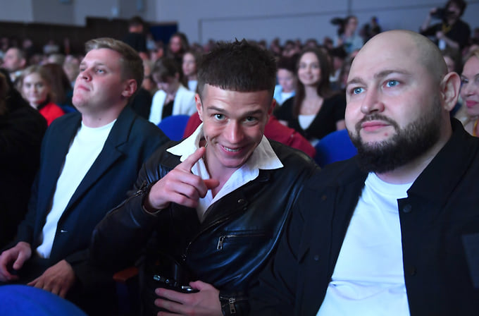 На кинофестивале в Сыктывкаре состоялась всероссийская премьера фильма «Дед Фомич» с Глебом Калюжным в главной роли (в центре). Продюсер и режиссер картины — Григорий Сухов (справа)