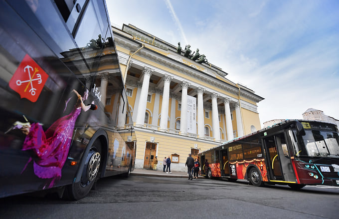 Городские рейсовые автобусы, оформленные к юбилею Александринского театра 