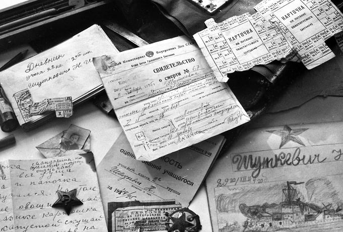 Документы блокадника: свидетельство о смерти, учетная карточка, карточки на питание и личные письма 