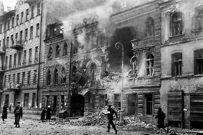 Сентябрь 1941 года. Блокадный Ленинград. После обстрела на улице Глазовой, 1 (сейчас — улица Константина Заслонова) 