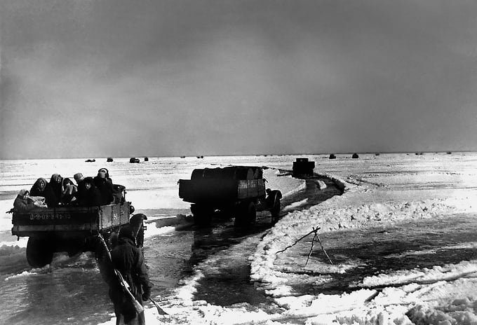12 апреля 1942 года. Блокада Ленинграда. «Дорога жизни» — ледовая трасса через Ладожское озеро 