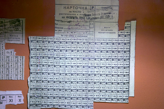 Государственный мемориальный музей обороны и блокады Ленинграда. Экспонаты. Продуктовые карточки времен блокады 