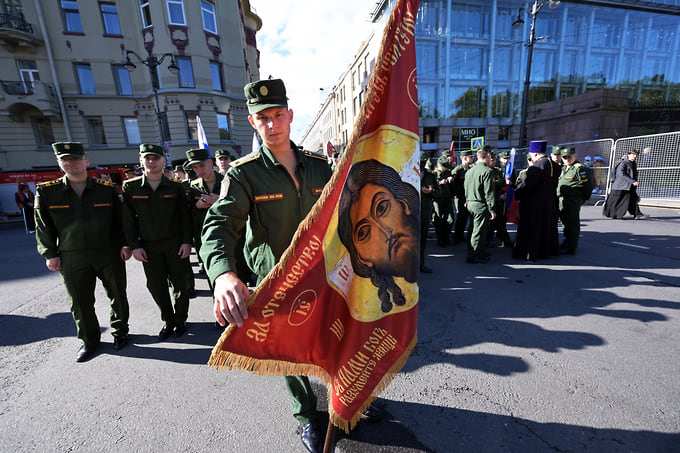 Военнослужащие перед крестным ходом возле Казанского собора