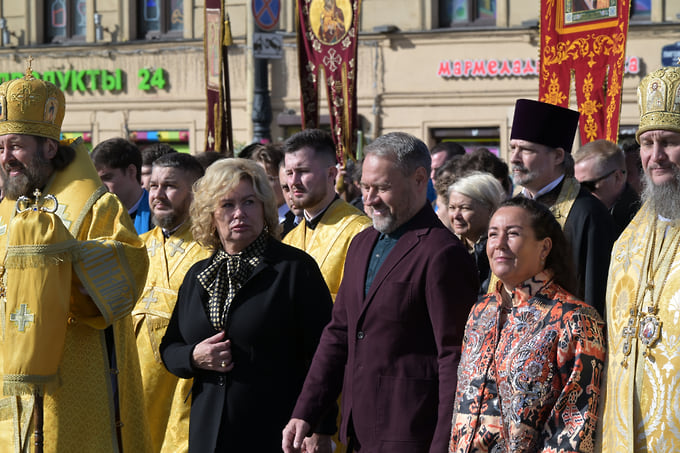 Вице-губернатор Санкт-Петербурга Наталья Чечина (вторая слева в первом ряду) и председатель Законодательного собрания Санкт-Петербурга Александр Бельский (в центре) во время шествия