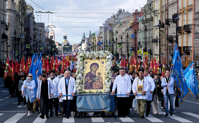 Участники крестного хода на Невском проспекте