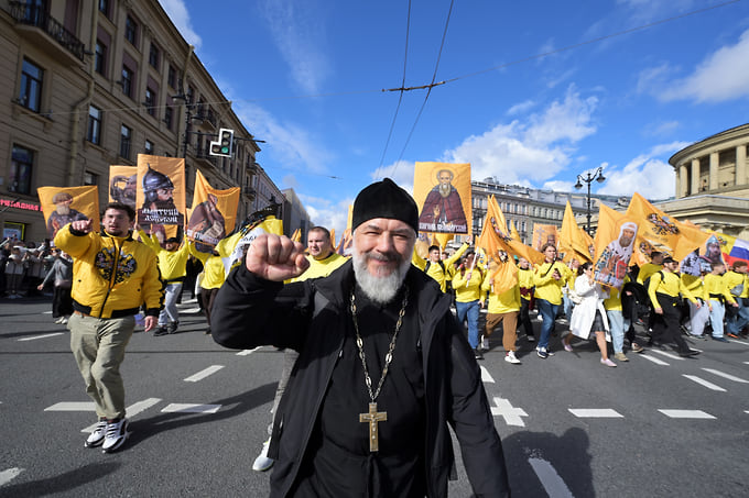 Участники крестного хода на площади Восстания