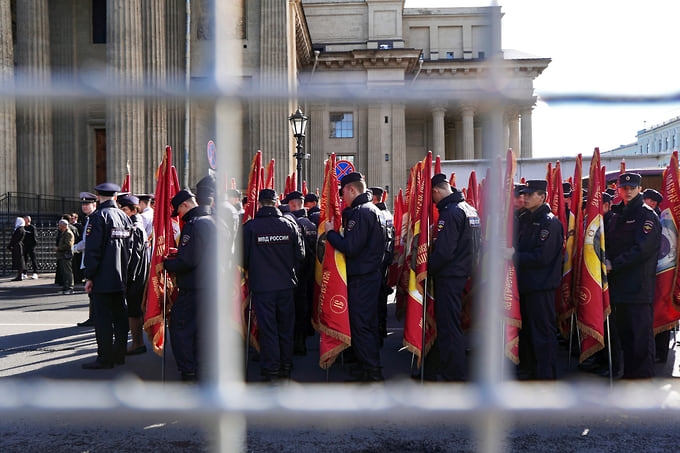 Сотрудники полиции перед началом крестного хода возле Казанского собора