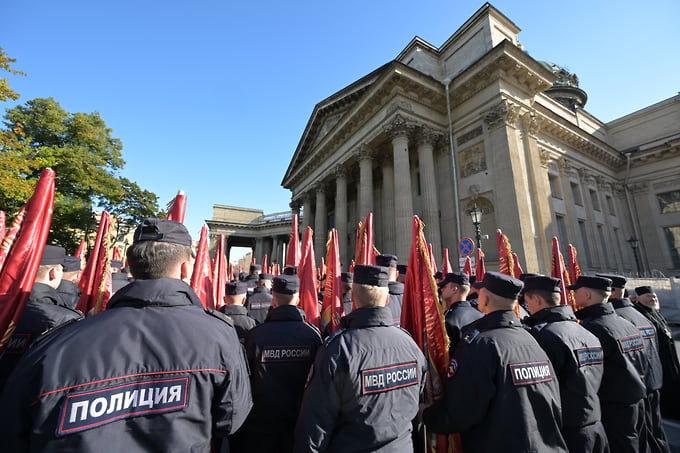 Сотрудники полиции перед началом крестного хода возле Казанского собора