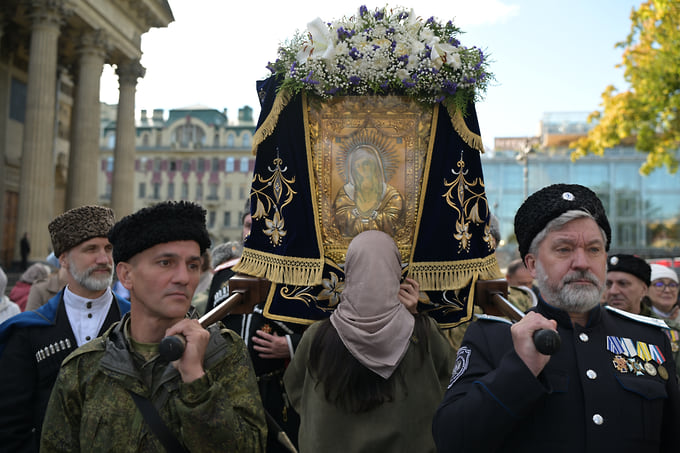 Участники крестного хода на Казанской улице