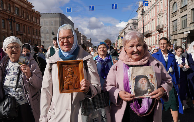 Участницы крестного хода на Невском проспекте