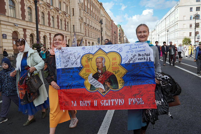 Участники крестного хода на Невском проспекте