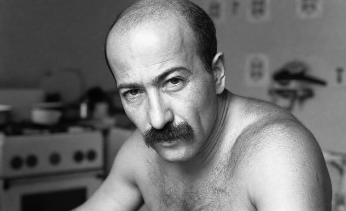 Александр Розенбаум родился 13 сентября 1951 года в Ленинграде в семье студентов-однокурсников Первого Ленинградского медицинского института Якова Розенбаума и Софьи Миляевой. В 1952 году родители окончили вуз и по распределению уехали в Зыряновск в Восточный Казахстан