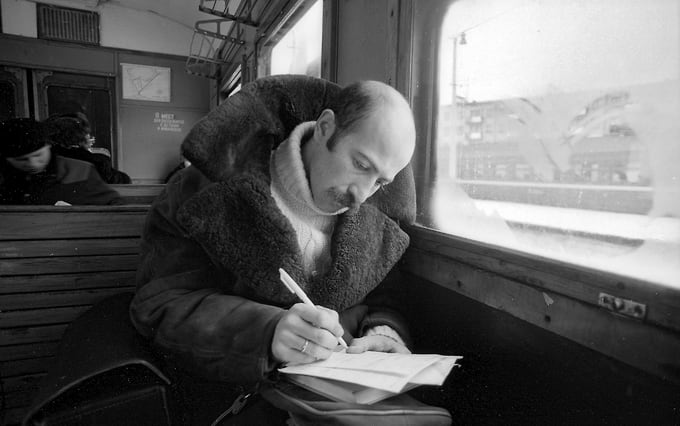 Однозначно определить жанр Розенбаума оказалось непросто даже ему самому. В его репертуаре соседствуют городской романс, рок, казачьи и военные песни, одесский фольклор и произведения, выросшие из традиции уголовной песни. Артист говорил, что и сам не знает, к какому жанру его следует относить, разве что к одноименному жанру «Розенбаум». На фото: Александр Розенбаум в электричке в 1983 году